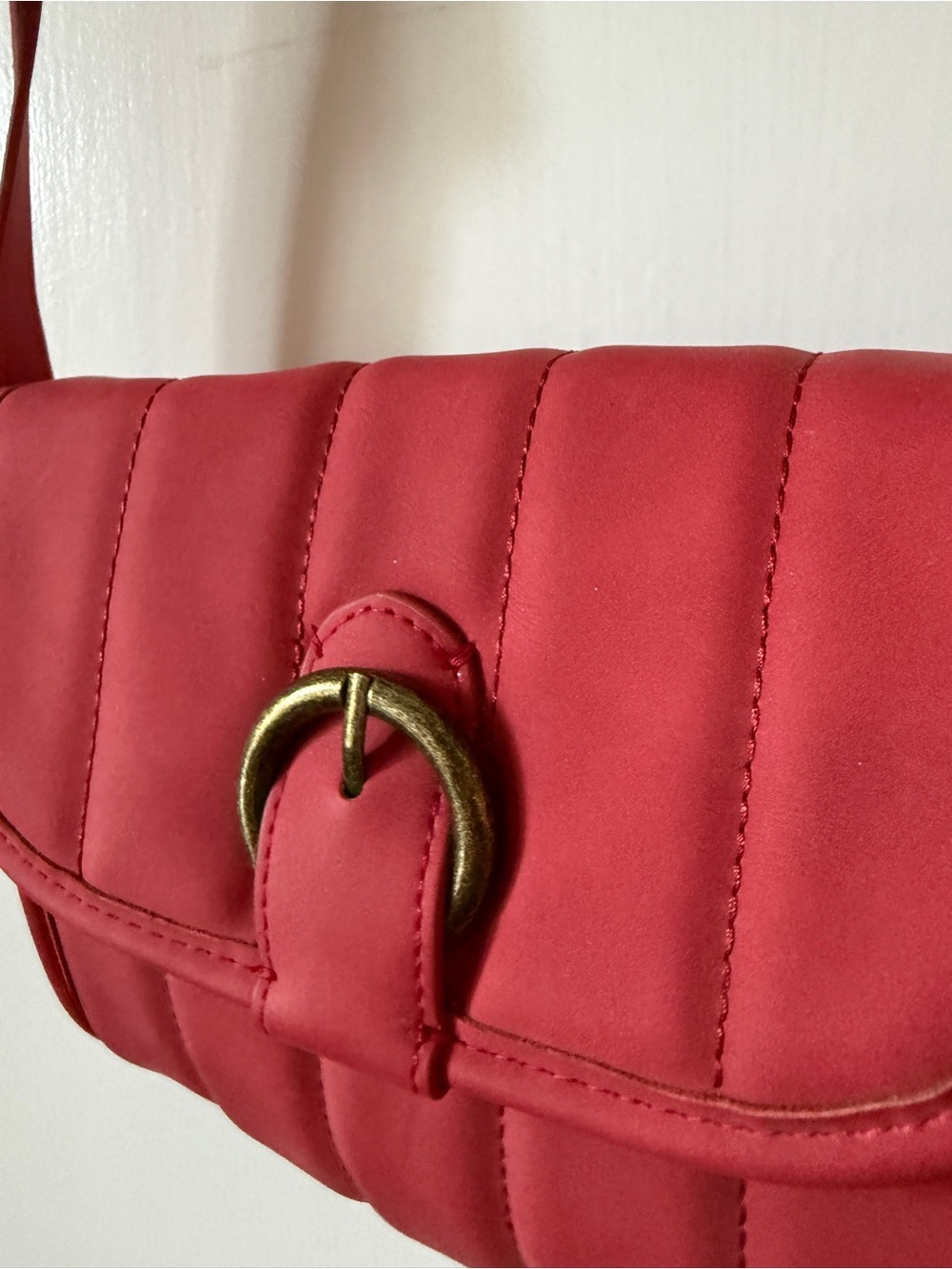 Universal threads Quilted Fuchsia Crossbody Bag with Gold Ring Detail new - Picture 4 of 12